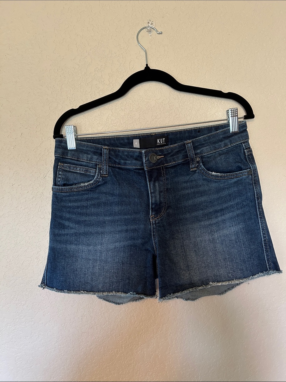 Kut from the Kloth Gidget Fray Shorts Women’s 4 Medium Wash Raw Hem Denim
